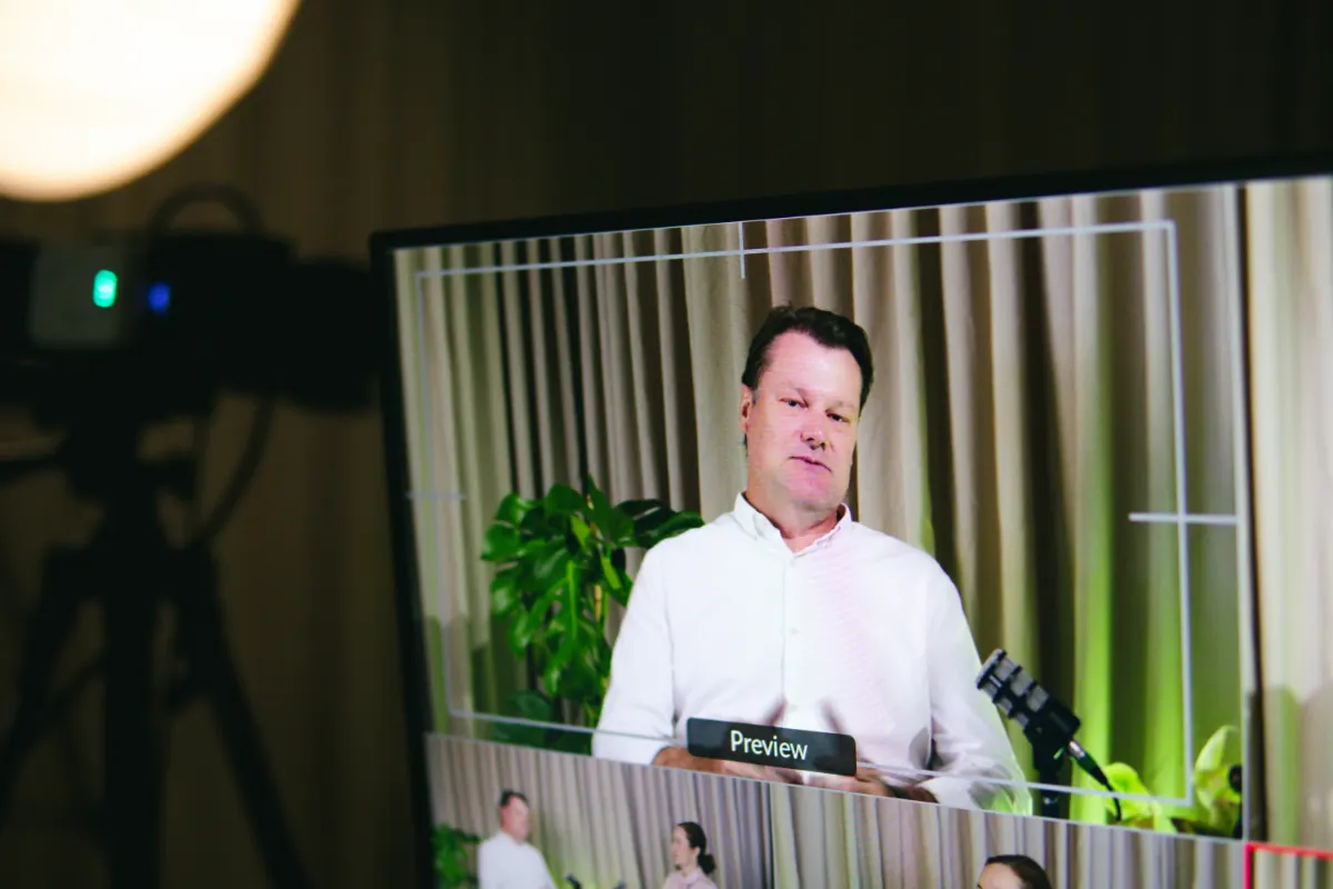 Bastidores: monitor de operação mostrando a imagem ao vivo do entrevistado